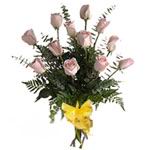 Букет из 11 элитных розовых роз c оригинальным оформлением и поздравительной открыткой.